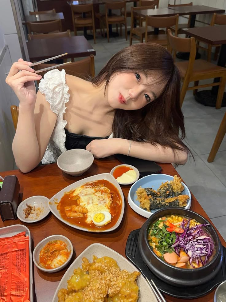 Pelanggan Menikmati Makanan